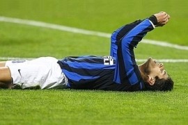 Julio Cruz lies on the San Siro grass in desperation: Inter are out of the Champions League