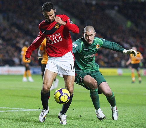 Giggs tries to go around Myhill, who had a mixed day in goal for Hull