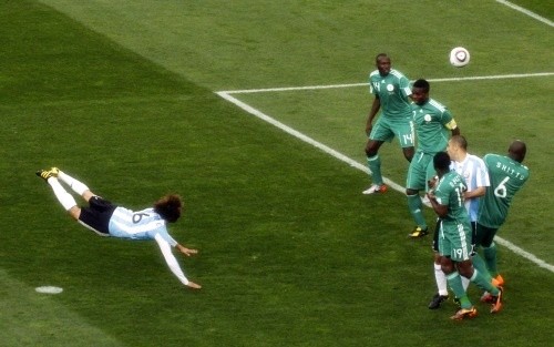 Gabriel Heinze scores on a spectacular header from a corner kick