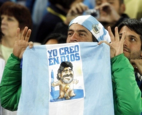 An adoring fan of "el Diego"