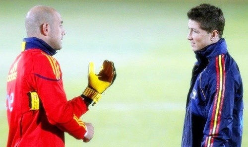 Fernando Torres with Pepe Reina in training
