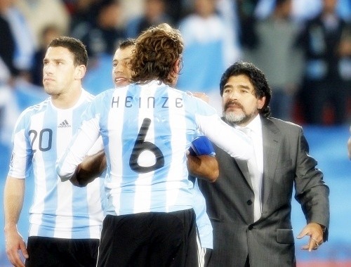 Diego Maradona with the hero of the Nigerian match, Gabriel Heinze