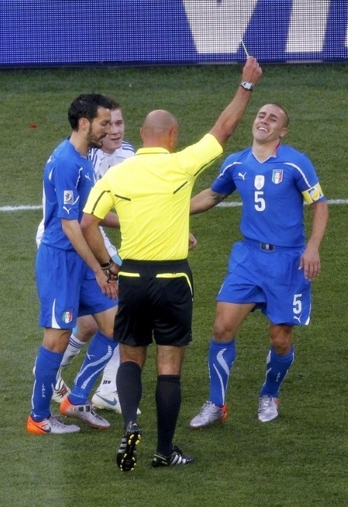 webb-show-yellow-to-cannavaro Fabio Cannavaro plays his last game for Italy. Here is shown a yellow card by Howard Webb.