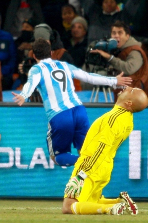 higuain-perez Oscar Perez of Mexico can only watch as Gonzalo Higuain celebrates