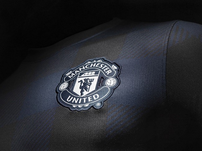 Man Utd 13-14 away kit - Badge