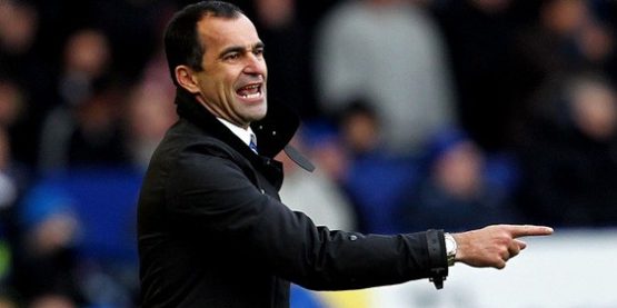 Everton manager Roberto Martinez issues instructions