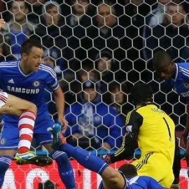 Peter-Crouch-scores-against-Chelsea-during-the-Barclays-Premier-League-match-at-the-Britannia-Stadium-2902131