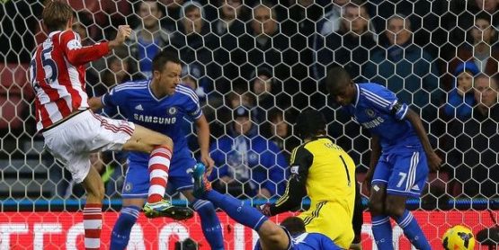 Peter-Crouch-scores-against-Chelsea-during-the-Barclays-Premier-League-match-at-the-Britannia-Stadium-2902131