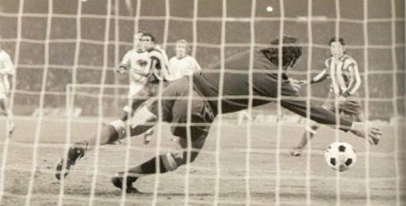 Miguel Reina can't reach Hans-Georg Schwarzenbeck's shoot.