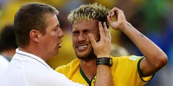 psychologist-helps-tearful-brazil-1404363020-1694