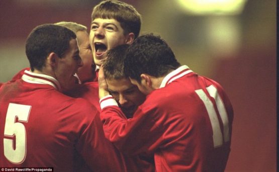 2460365F00000578-2894781-Gerrard_celebrates_with_future_first_team_ally_Michael_Owen_cent-m-64_1420227244895