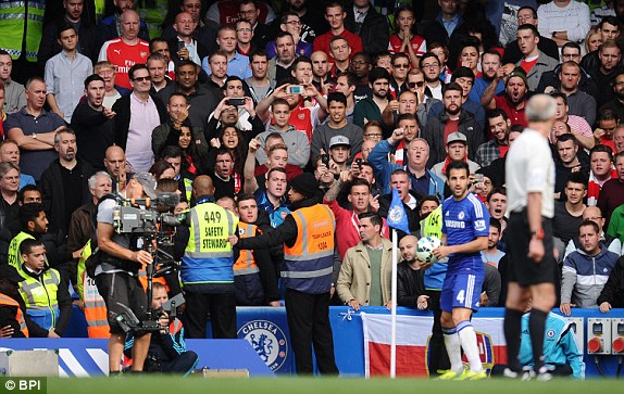 1412520447537_lc_galleryImage_Cesc_Fabregas_of_Chelsea_