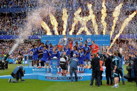John-Terry-of-Chelsea-lifts-the-Premiership-trophy