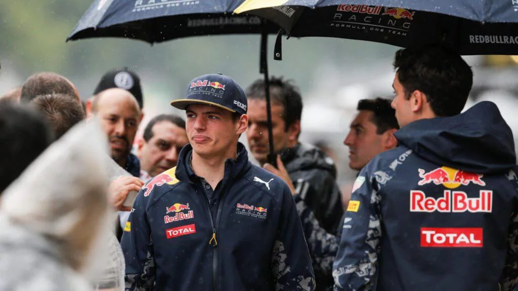 F1 2016 Brazil GP: Lewis Hamilton wins to take title race to Abu Dhabi finale