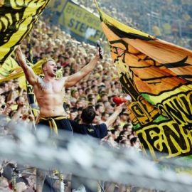 the-yellow-wall-33