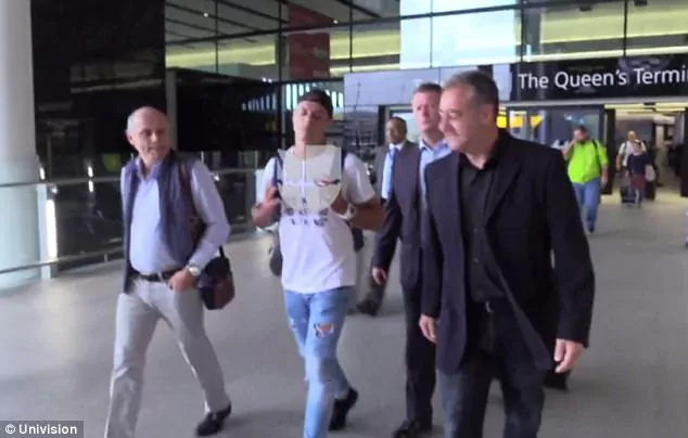 Javier Hernandez arrives in London to complete West Ham move
