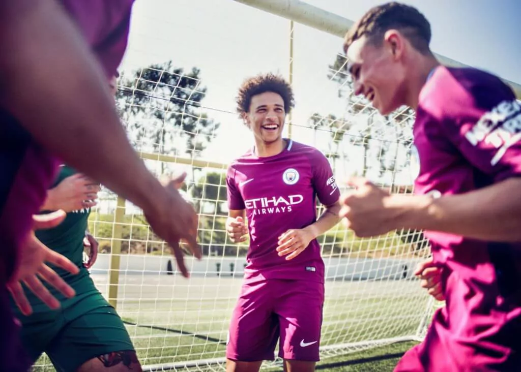 Manchester City Roundup: Negotiations underway for Fernando Reges; 2017/18 away kit launched