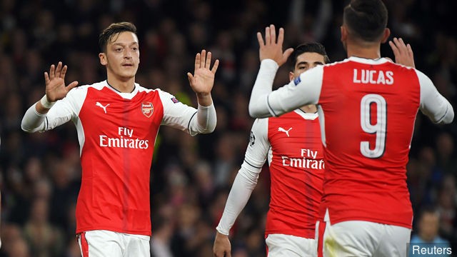 arsenals_mesut_ozil_lucas_perez