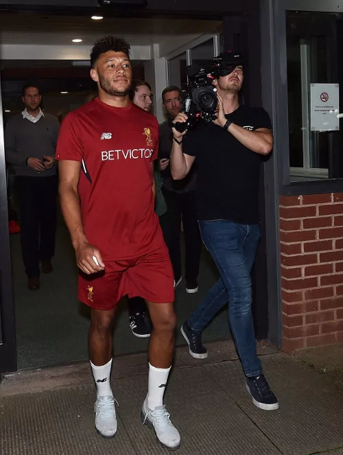 Photo: Alex Oxlade-Chamberlain completes Liverpool transfer