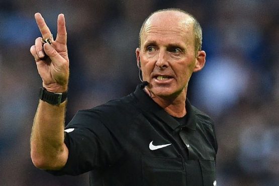 English-referee-Mike-Dean-gestures-durin