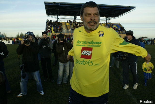 socrates_warms_up_at_garforth_town_304752