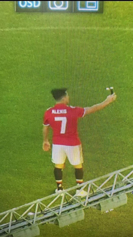 Photo: Alexis Sanchez spotted wearing a Manchester United shirt
