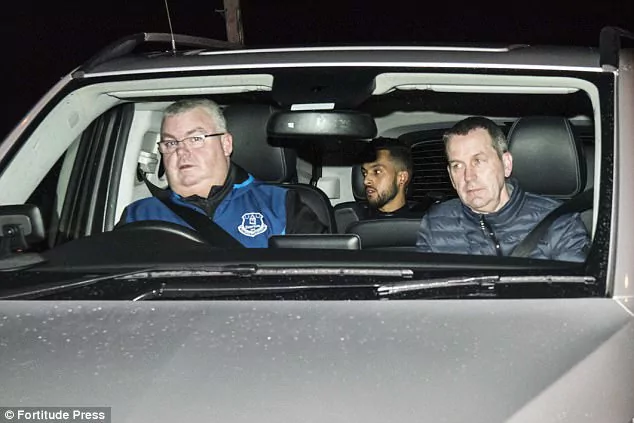 Walcott completes Everton medical, move set to be finalised today