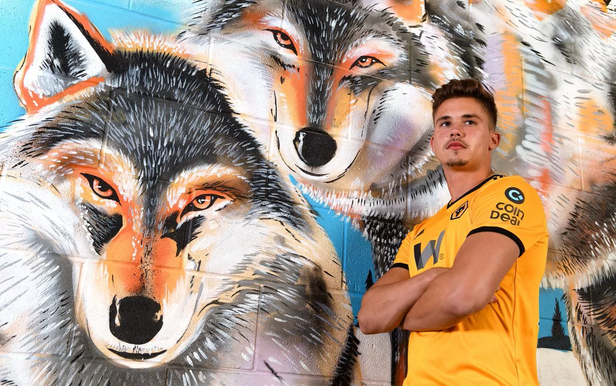 Leander Dendoncker spotted in a Wolves shirt