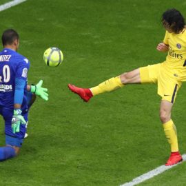 paris-saintgermains-uruguayan-forward-edinson-cavani-shoots-on-goal-picture-id933537420