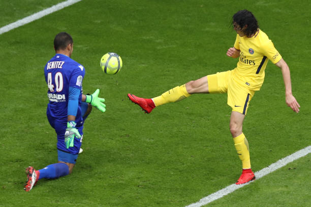 paris-saintgermains-uruguayan-forward-edinson-cavani-shoots-on-goal-picture-id933537420