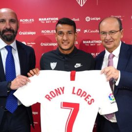 rony-lopes--junto-a-monchi-y-pepe-castro-con-la-nueva-camiseta-del-sevilla--sevillafc