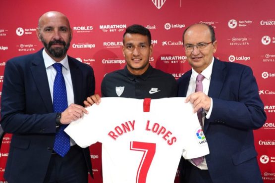 rony-lopes--junto-a-monchi-y-pepe-castro-con-la-nueva-camiseta-del-sevilla--sevillafc