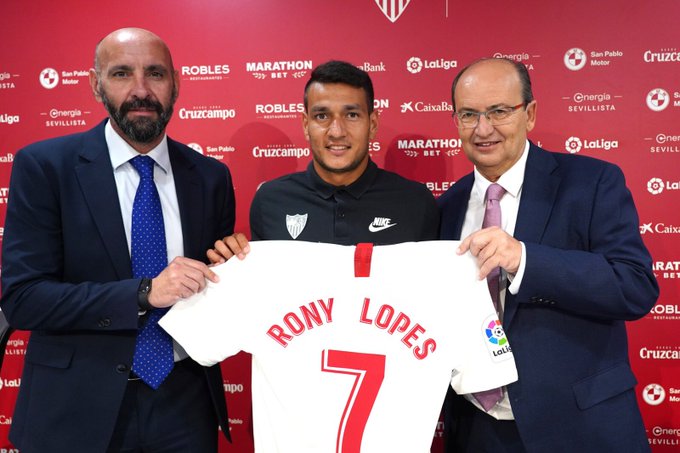 rony-lopes--junto-a-monchi-y-pepe-castro-con-la-nueva-camiseta-del-sevilla--sevillafc