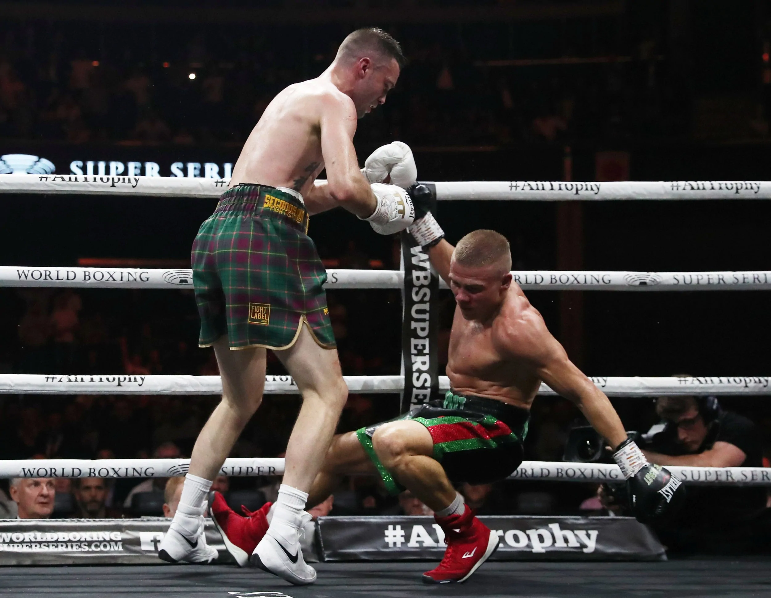 Josh Taylor defeats Regis Prograis in the World Boxing Super Series super-lighweight final