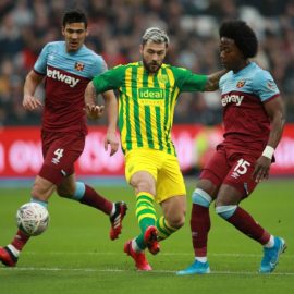 Carlos-Sanchez-battling-for-the-ball