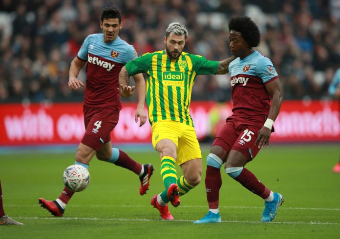 Carlos-Sanchez-battling-for-the-ball
