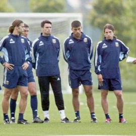 Argentine's coach Marcelo Bielsa (R) gives instruc