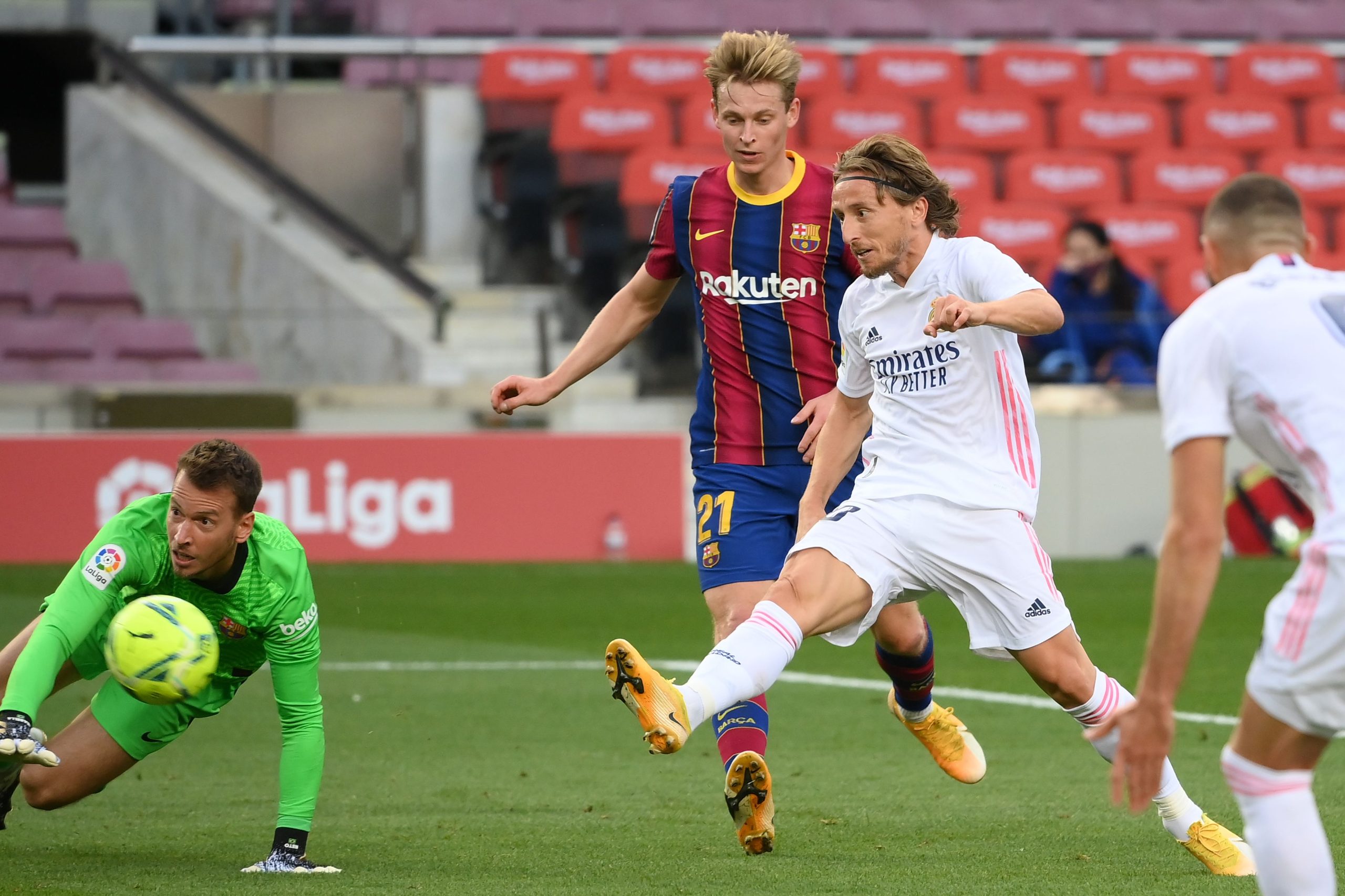 TOPSHOT-FBL-ESP-LIGA-BARCELONA-REAL MADRID