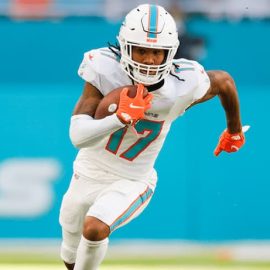 Jaylen Waddle Dolphins pic