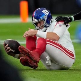 Daniel Jones knee injury pic