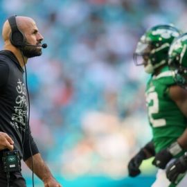 rsz robert saleh in profile jets players behind him 12 17 2023
