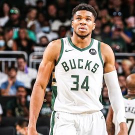 Giannis Antetokounmpo Bucks pic