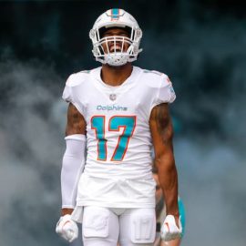Jaylen Waddle Dolphins pic