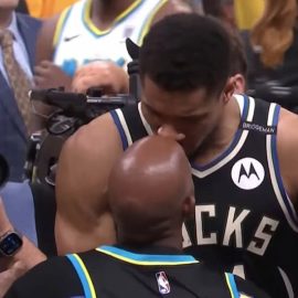 Giannis Antetokounmpo Bucks pic
