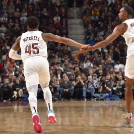Donovan Mitchell and Evan Mobley pic