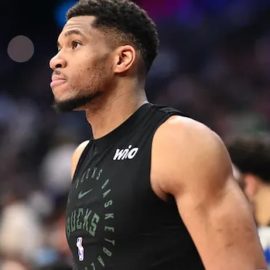 Giannis Antetokounmpo Bucks pic